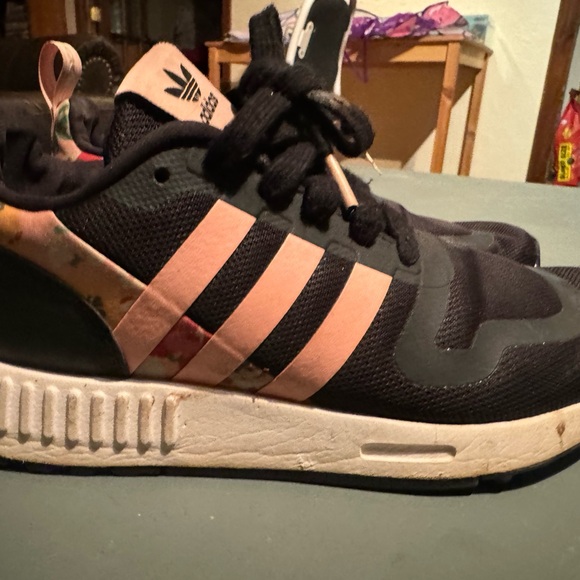 Women’s Size 5 Adidas NMD Shoes - Limited Floral Pattern - Picture 6 of 11